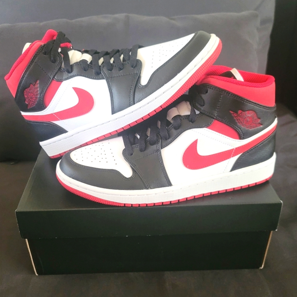 Sold🎊Jordan 1 mid "gym red"